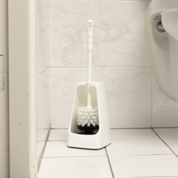 Očistite WC-ščetko, ne da bi se je dotaknili: preprečite okužbe sečil in prebavne motnje