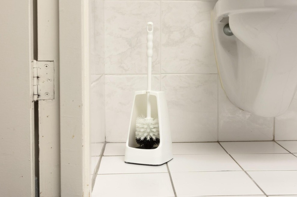 Očistite WC-ščetko, ne da bi se je dotaknili: preprečite okužbe sečil in prebavne motnje (foto: profimedia)