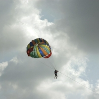 "Spustite me dol!": Najstniška vplivnica umrla med parasailingom, ko si je v zraku odpela varnostni pas