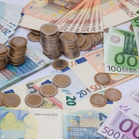 Številni kopičijo gotovino kot še nikoli prej: »Pod vzmetnico« se skriva skoraj 400 milijard evrov