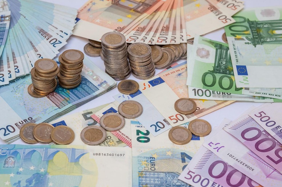 Številni kopičijo gotovino kot še nikoli prej: »Pod vzmetnico« se skriva skoraj 400 milijard evrov (foto: Profimedia)