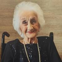 FOTO: Za svoj 103. rojstni dan si je zaželela na pol golega butlerja in ga tudi dobila: "Uživala sem."