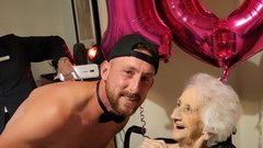 FOTO: Za svoj 103. rojstni dan si je zaželela na pol golega butlerja in ga tudi dobila: "Uživala sem."