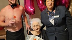 FOTO: Za svoj 103. rojstni dan si je zaželela na pol golega butlerja in ga tudi dobila: "Uživala sem."