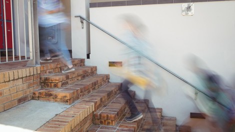 Groza v šoli v Novem Beogradu: Učenec prinesel seznam tarč za streljanje, imel je nož