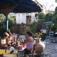 Pivo 100 evrov, kozarec coca-cole 35 evrov, aperol 58 evrov: nore cene povzročajo ogorčenje med turisti