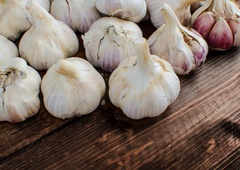 Kaj se zgodi, če jeste česen na tešče?