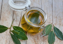 Zakaj gre jedem dodajati lovorov list, pa ne samo zaradi vonja in okusa