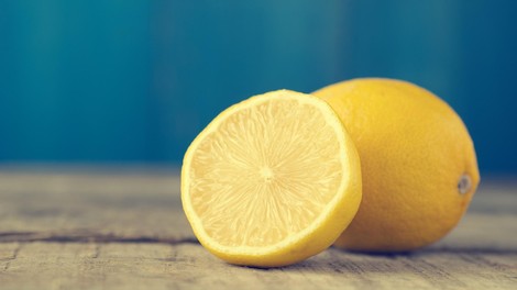 Kako očistiti mikrovalovno pečico z limono? V nekaj preprostih korakih