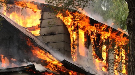 Kuhala sta si tirolske cmoke in ostala brez doma: Gasilci požara niso mogli pogasiti in sprejeta je bila težka odločitev