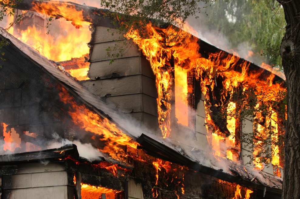 Kuhala sta si tirolske cmoke in ostala brez doma: Gasilci požara niso mogli pogasiti in sprejeta je bila težka odločitev (foto: profimedia)