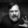 "Denar je danes kot bog" - Slavoj Žižek o denarju, umetni inteligenci in laži sodobnega bogastva