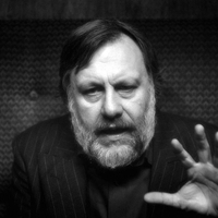 "Denar je danes kot bog" - Slavoj Žižek o denarju, umetni inteligenci in laži sodobnega bogastva
