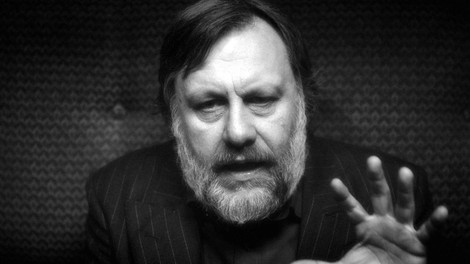 "Denar je danes kot bog" - Slavoj Žižek o denarju, umetni inteligenci in laži sodobnega bogastva