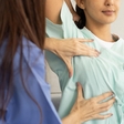 Ta pri nas zelo znana lepotica šokirala z rakom dojke in zavrnila uradno medicino, mnogi v šoku