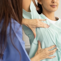 Ta pri nas zelo znana lepotica šokirala z rakom dojke in zavrnila uradno medicino, mnogi v šoku