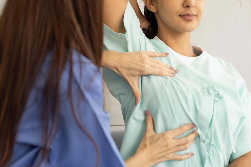 Ta pri nas zelo znana lepotica šokirala z rakom dojke in zavrnila uradno medicino, mnogi v šoku (foto: Profimedia)