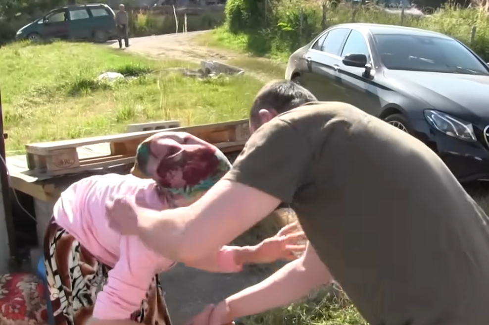 Po 40 letih našla svojega sina, srce parajoč videoposnetek ponovnega srečanja: "Moj sin, ali sanjam?" (foto: posnetek zaslona/youtube)