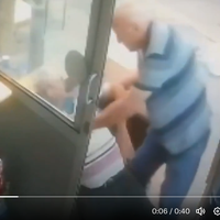 Taksist se je zgrudil, kolega mu je priskočil na pomoč, v nekaj minutah razmaka sta oba umrla zaradi srčnega napada