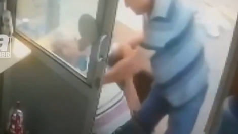 Taksist se je zgrudil, kolega mu je priskočil na pomoč, v nekaj minutah razmaka sta oba umrla zaradi srčnega napada
