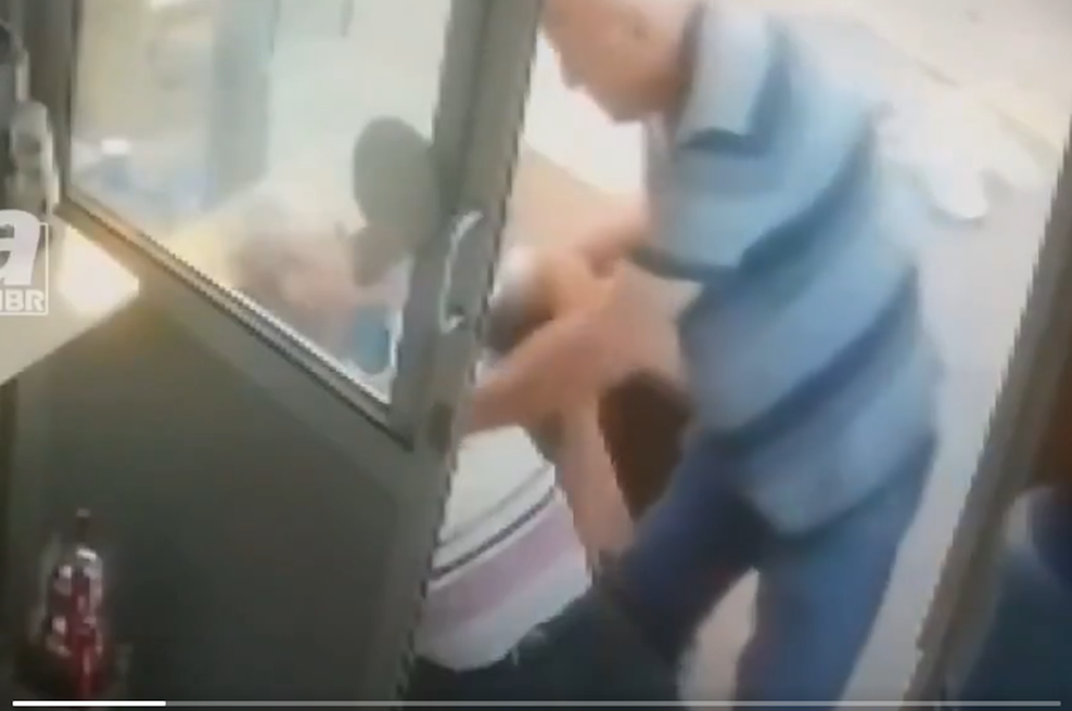 Taksist se je zgrudil, kolega mu je priskočil na pomoč, v nekaj minutah razmaka sta oba umrla zaradi srčnega napada (foto: Posnetek zaslona/X/Sandzak Danas)