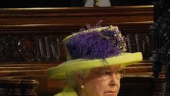 Po 7 letih se je razkrilo, zakaj je Elizabeta na poroki s pogledom prestrelila Meghan