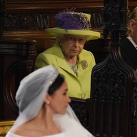 Po 7 letih se je razkrilo, zakaj je Elizabeta na poroki s pogledom prestrelila Meghan