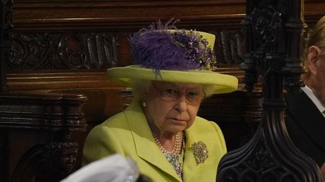 Po 7 letih se je razkrilo, zakaj je Elizabeta na poroki s pogledom prestrelila Meghan