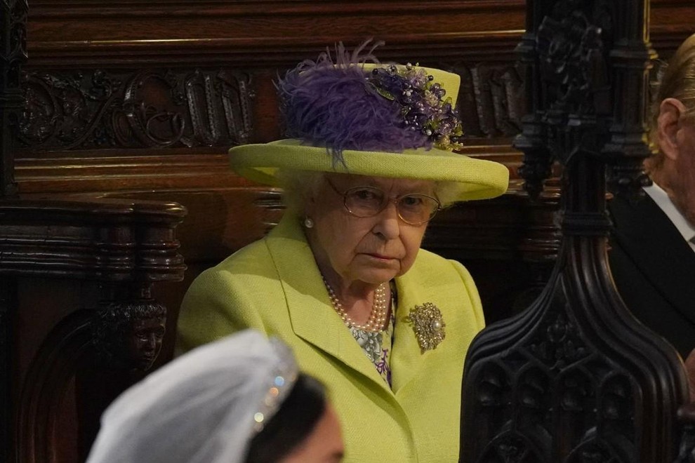 Po 7 letih se je razkrilo, zakaj je Elizabeta na poroki s pogledom prestrelila Meghan