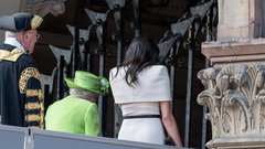Po 7 letih se je razkrilo, zakaj je Elizabeta na poroki s pogledom prestrelila Meghan