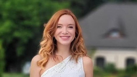 Mojca Mavec pokazala popolno poletno obleko, ki bi jo vsaka imela v omari, na njej je videti takole
