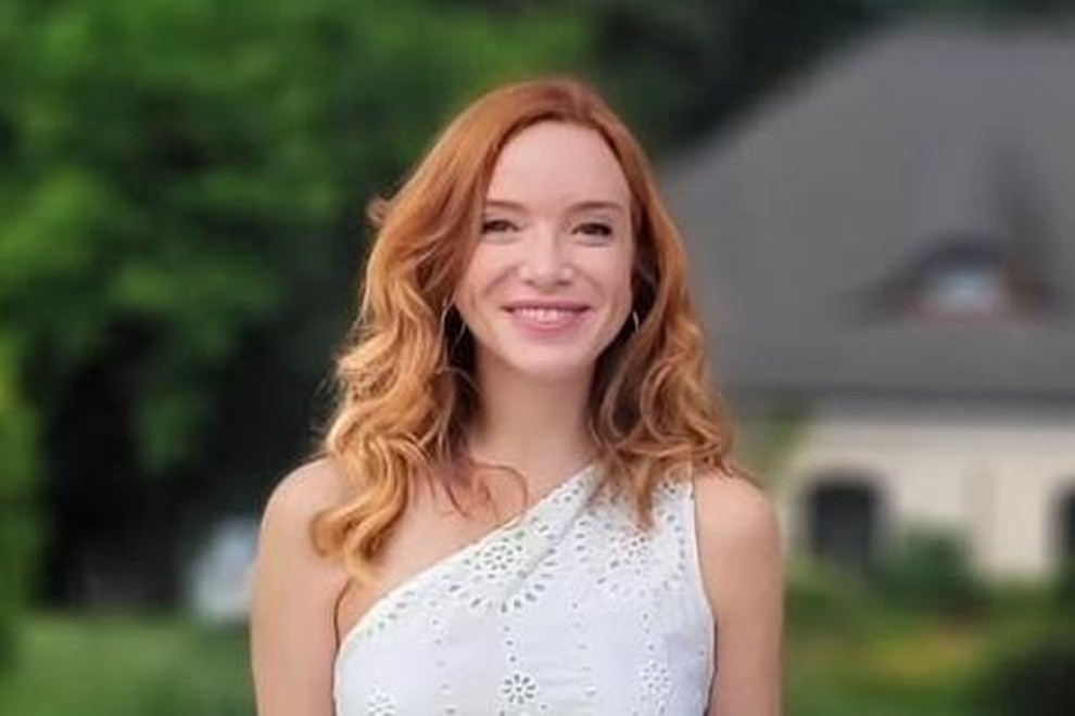 Voditeljica Mojca Mavec je največkrat bolj malo doma, saj veliko potuje zaradi svojega dela in tudi sicer je popotniška duša, ki rada raziskuje nove kraje in nove kulture. Tam seveda rada raziskuje tudi kulinariko, ki je mnogokrat seveda povsem drugačna kot doma in seveda imajo ob tem tudi brbončice čisto posebno doživetje. Občasno pa rada tudi kaj speče, ko ji čas to dopušča in ko so okoliščine takšne, da jo kar vabijo k štedilniku. Pred časom pa je razkrila, da je več pekla, ko je še imela taščo in povedala vso resnico o tistih časih. Berite dalje ...