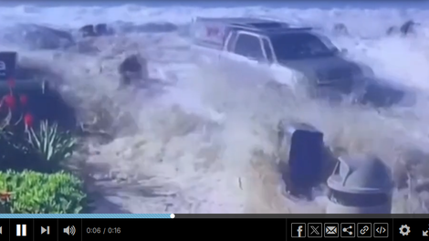 VIDEO: Mini cunami prizadel priljubljeno plažo: Poškodovani otroci, plavalce vrglo ob skale
