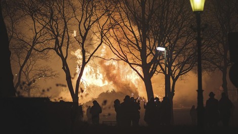 Psa je ubil tako, da ga je nekaj kilometrov vlekel za avtomobilom, vigelanti so mu zato zažgali hišo