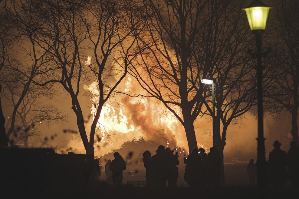 Psa je ubil tako, da ga je nekaj kilometrov vlekel za avtomobilom, vigelanti so mu zato zažgali hišo (foto: profimedia)