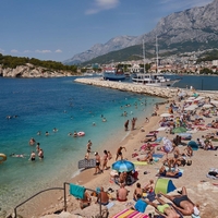 Plaža je gorela, ko se je vnel prepir med snaho in taščo: "Ti meni ne boš govoril, kdaj bom rodila!"