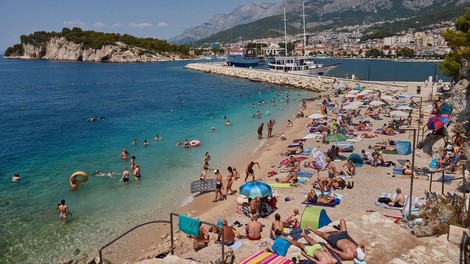 Plaža je gorela, ko se je vnel prepir med snaho in taščo: "Ti meni ne boš govoril, kdaj bom rodila!"