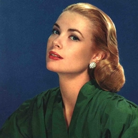 Tako lepa je bila vnukinja legendarne Grace Kelly v babičini obleki iz Hitchcockovega trilerja