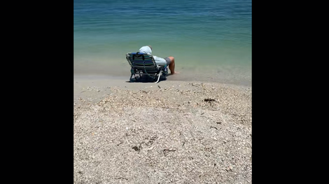 Moža je pustila spati na plaži, tri ure kasneje pa naletela na neverjeten prizor