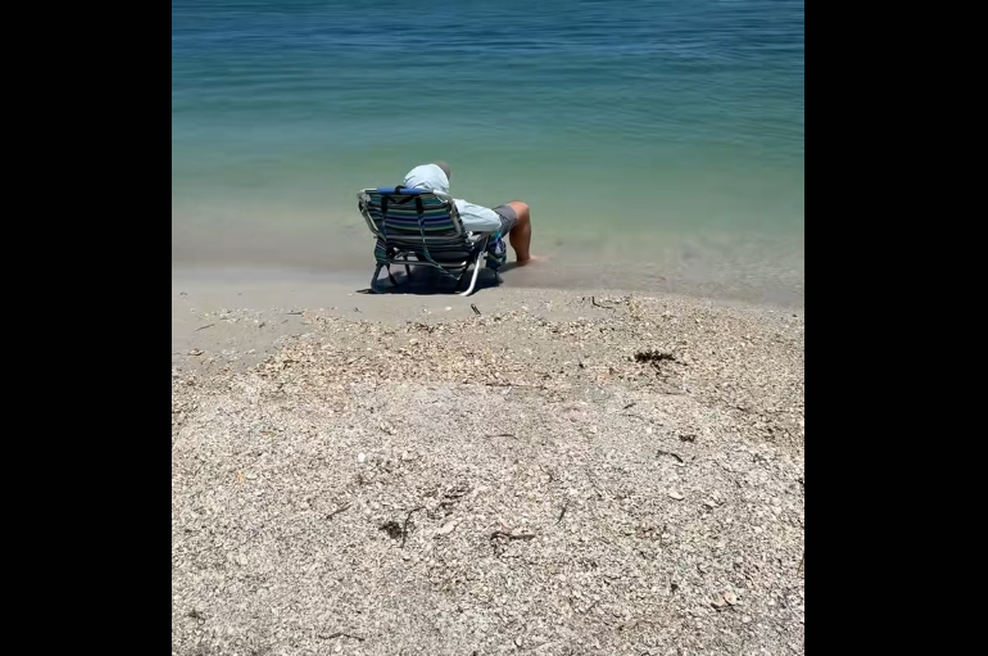 Moža je pustila spati na plaži, tri ure kasneje pa naletela na neverjeten prizor (foto: POsnetek zaslona/Tiktok/rhcobb84)