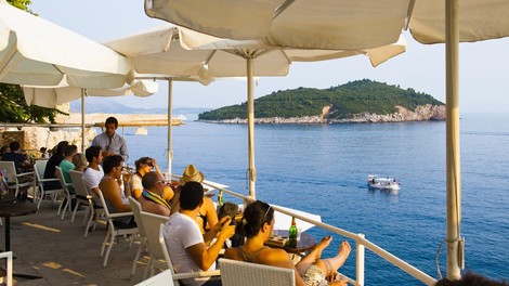 Zdaj so že Hrvati začeli kritizirati turizem v svoji državi: "Gostje so le molzne krave, po katerih se pljuva"