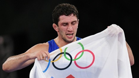 Olimpijski prvak na poroki izvedel, da je njegova žena prostitutka, in jo pred gosti zlasal