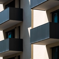 Med prenovo si je sosed zgradil balkon, dvakrat večji od ostalih, stanovalci pa v šoku