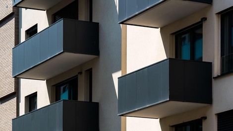 Med prenovo si je sosed zgradil balkon, dvakrat večji od ostalih, stanovalci pa v šoku
