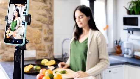 Nevaren trend ekstremističnih 'lifestyle' vplivnic, ki radikalizirajo svoje sledilke