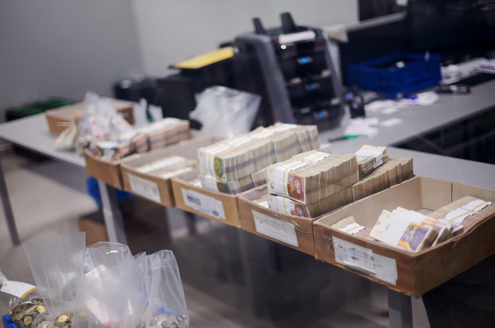 Želite vplačati 10.000 evrov v gotovini? Bodite previdni, banka vam lahko zapre račun (foto: Profimedia)