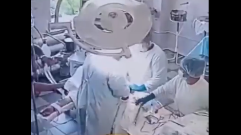 VIDEO: Tako so reagirali zdravniki sredi operacije, ko je potres na Kamčatki prizadel bolnišnico