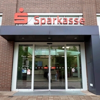 Takole visoke plače imajo menedžerji v Sparkasse banki, mnogi bodo ostali brez sape