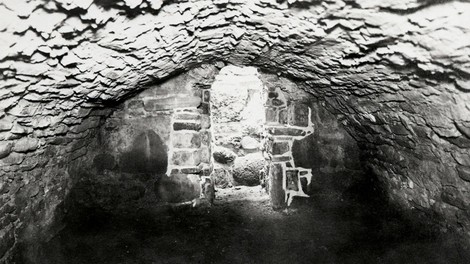 Pod hišo odkril skriti nacistični bunker, napis na eni od sten pa zledeni kri v žilah