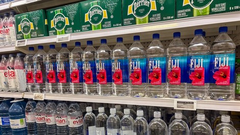 Mineralna voda v supermarketu.